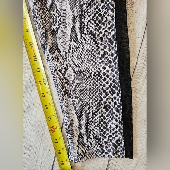 Onzie Hot Yoga Capri Size M/L Black White Snakeskin Magic Sweat Proof Activewear - Picture 6 of 7